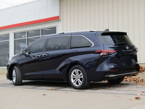 Used 2023 Toyota Sienna Platinum image 10