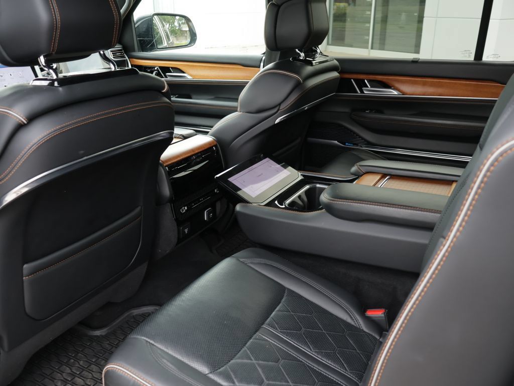 Used 2024 Jeep Grand Wagoneer L Series III AWD/4WD image 12