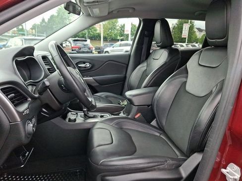 Used 2019 Jeep Cherokee Latitude Plus w/ Cold Weather Group AWD/4WD image 17