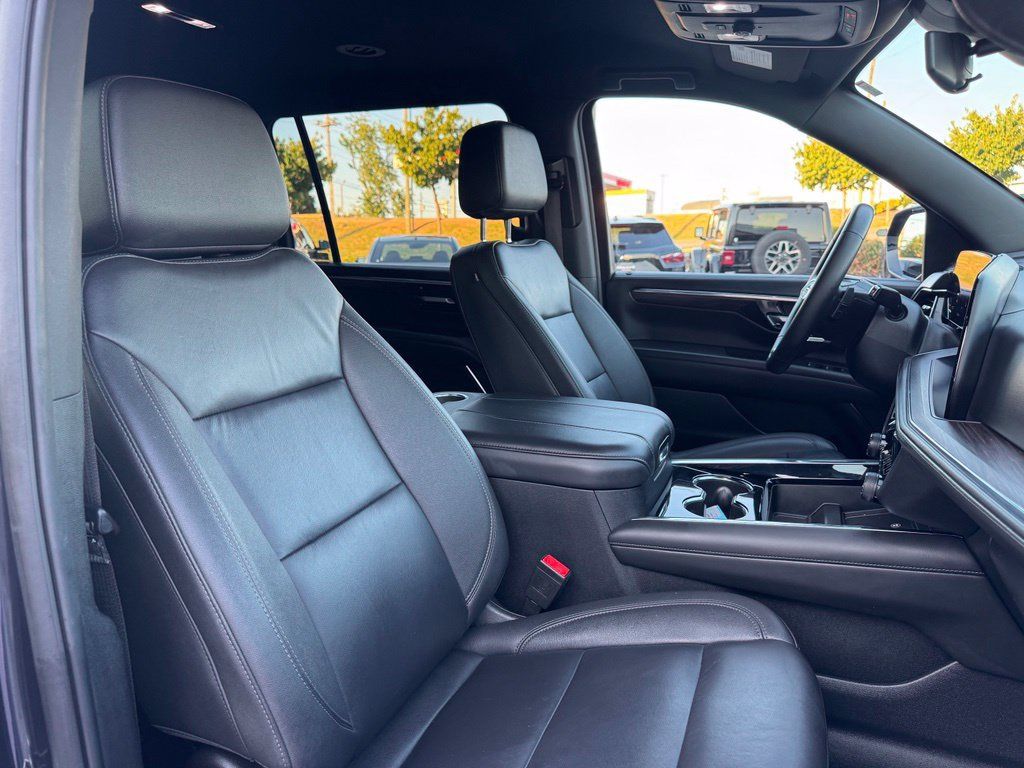 Used 2025 Chevrolet Suburban LT AWD/4WD image 16
