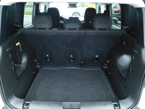 Used 2018 Jeep Renegade Latitude FWD image 18