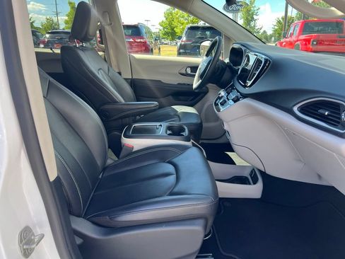 Used 2024 Chrysler Pacifica Touring-L FWD image 16