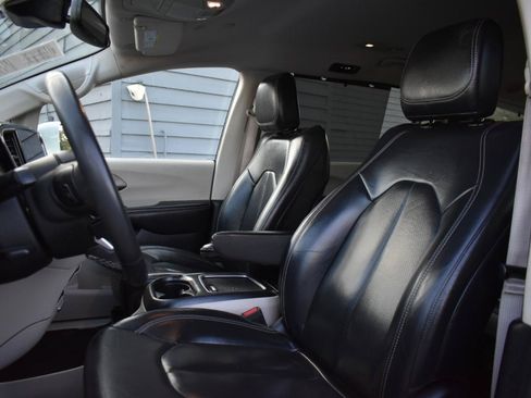Used 2022 Chrysler Pacifica Touring-L FWD image 23