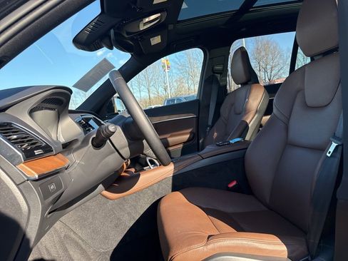 Used 2024 Volvo XC90 B5 Plus w/ Protection Package Premier image 11