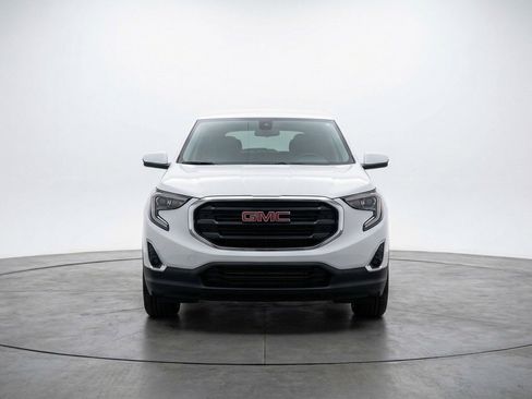 Used 2024 GMC Terrain SLE image 2