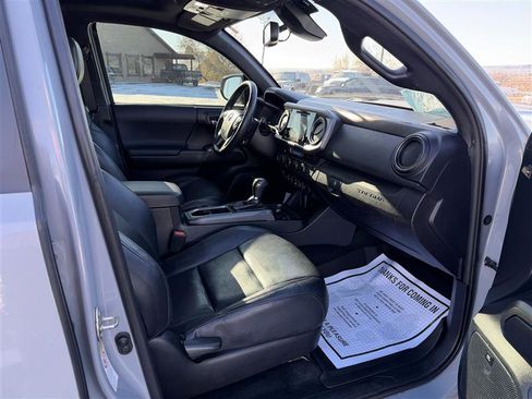 Used 2018 Toyota Tacoma TRD Sport image 10