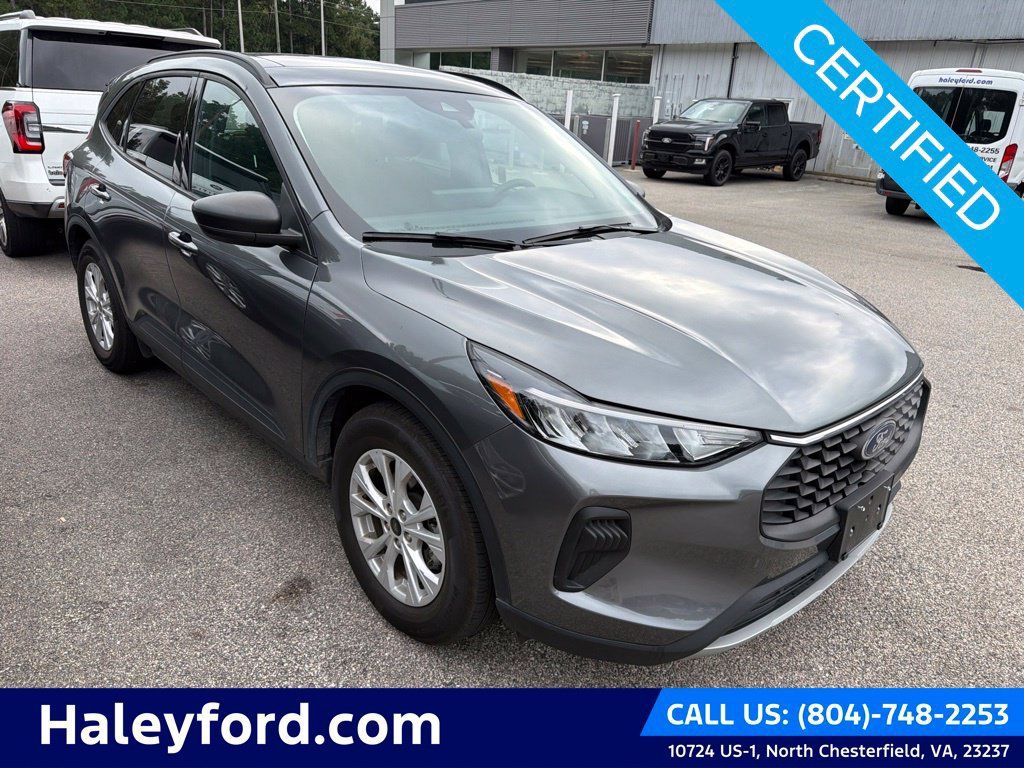 Used 2025 Ford Escape Active w/ Tech Pack #1 FWD image 1