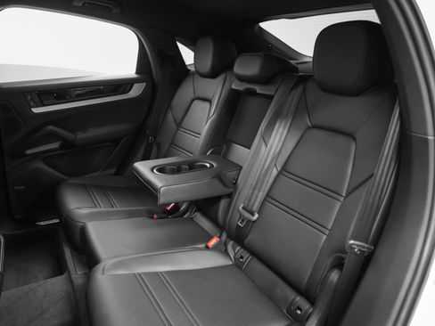 Certified 2024 Porsche Cayenne Coupe AWD/4WD image 40