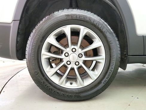 Used 2020 Jeep Cherokee Latitude Plus w/ Cold Weather Group AWD/4WD image 35