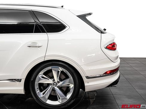 Used 2024 Bentley Bentayga AWD/4WD image 14