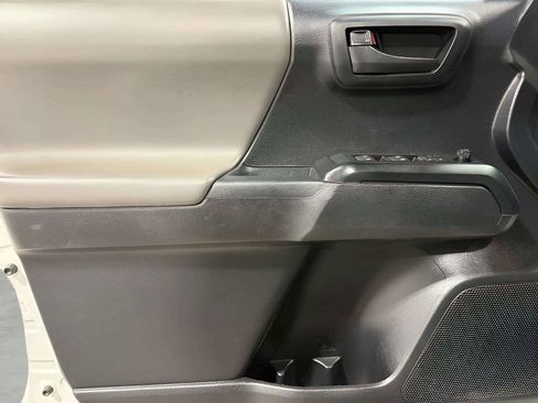 Used 2020 Toyota Tacoma SR5 AWD/4WD image 18