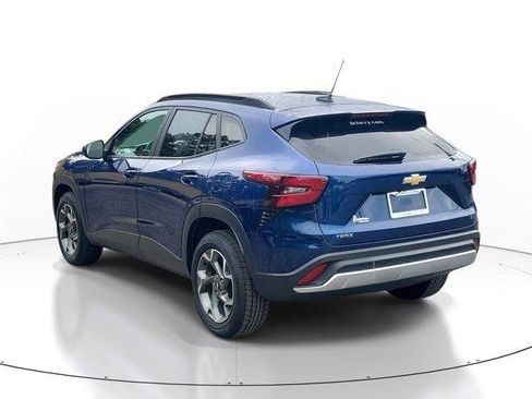Used 2024 Chevrolet Trax LT w/ Sunroof Package FWD image 3