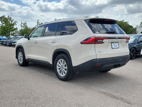 Used 2024 Toyota Grand Highlander XLE FWD image 4