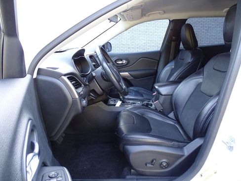Used 2019 Jeep Cherokee Latitude Plus FWD image 10
