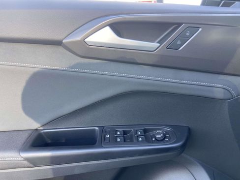 New 2026 Volkswagen Taos SE image 20