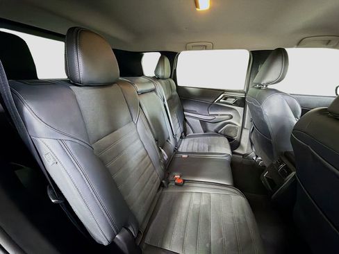 Used 2024 Mitsubishi Outlander SE image 25