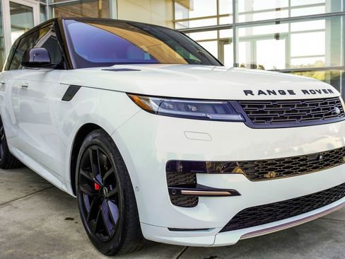 Used 2023 Land Rover Range Rover Sport SE Dynamic image 4