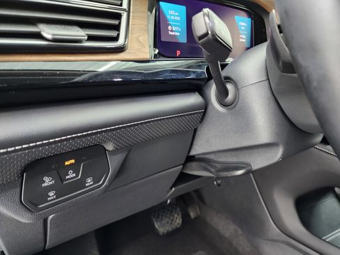 Used 2025 Volkswagen Atlas SE image 41