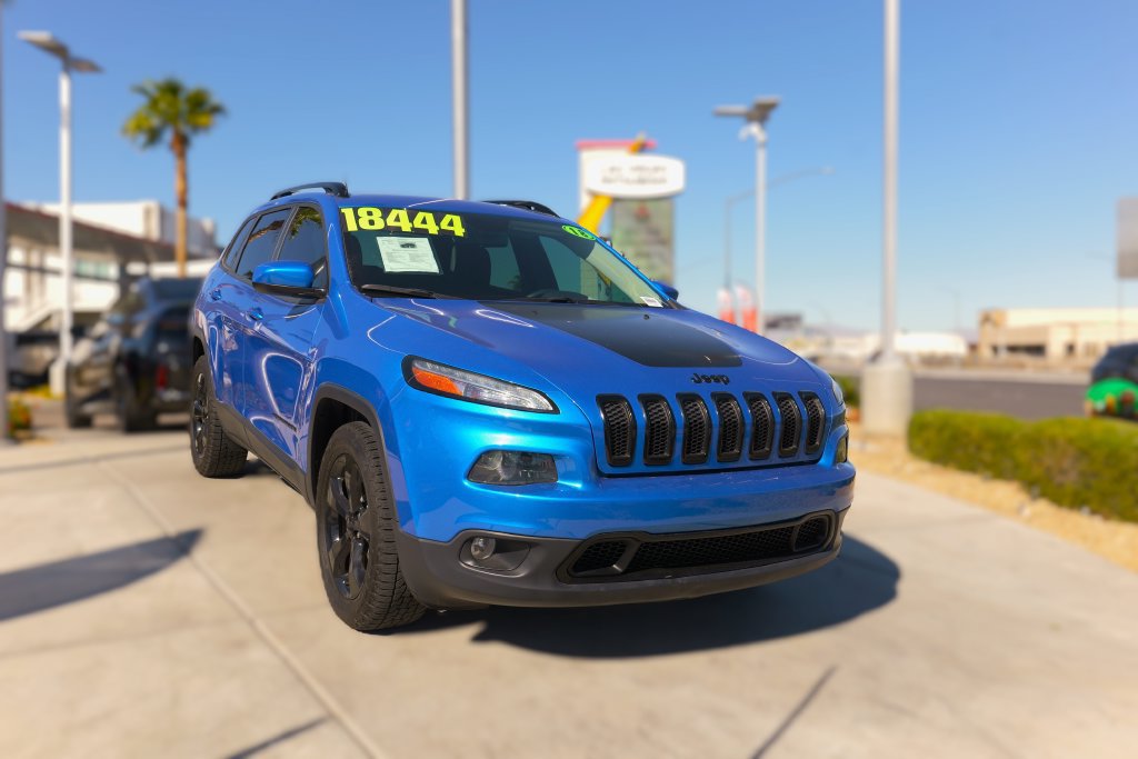 Used 2018 Jeep Cherokee Latitude w/ Altitude Package AWD/4WD image 1