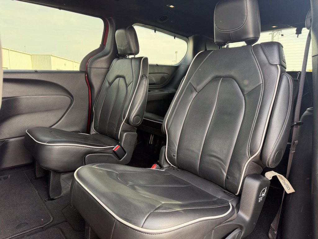 Used 2025 Chrysler Pacifica Limited FWD image 11