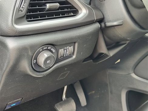 New 2026 Chrysler Pacifica Limited w/ Uconnect Theater Family Group image 13