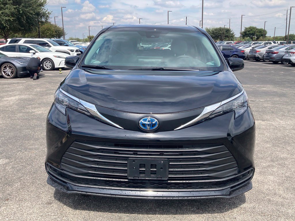 Used 2025 Toyota Sienna LE FWD image 2