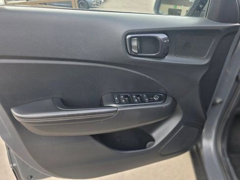 Used 2024 Hyundai Venue Limited image 18