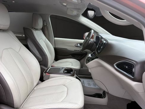 Used 2018 Chrysler Pacifica Touring-L Plus FWD image 16