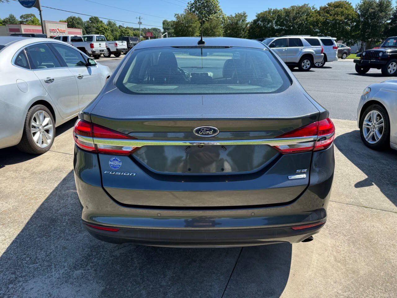 Used 2018 Ford Fusion SE w/ Fusion SE Technology Package FWD image 3