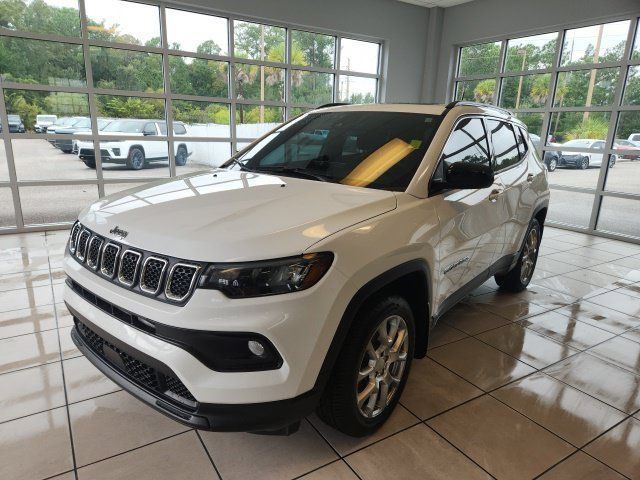 Used 2023 Jeep Compass Latitude w/ Sun and Sound Group AWD/4WD image 5