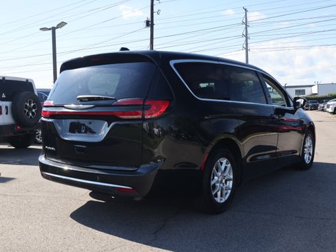 Used 2024 Chrysler Pacifica Touring-L FWD image 5