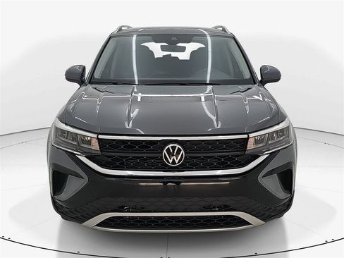 Used 2024 Volkswagen Taos SE image 2