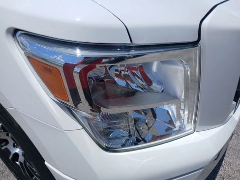 Used 2022 Nissan Titan SV w/ SV Convenience Package RWD image 45