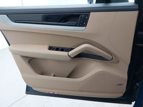 Used 2025 Porsche Cayenne image 29