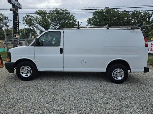 Used 2017 Chevrolet Express 2500 RWD image 2