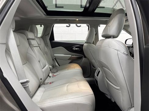 Used 2019 Jeep Cherokee Limited w/ Trailer Tow Group image 7