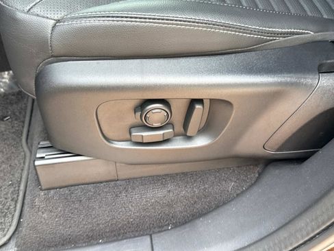 Certified 2024 Land Rover Discovery Dynamic SE image 19