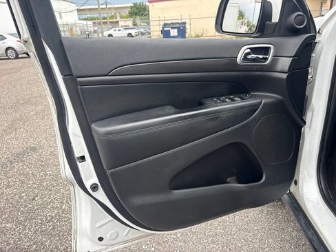 Used 2018 Jeep Grand Cherokee Laredo AWD/4WD image 11