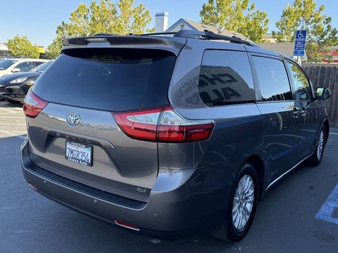 Used 2015 Toyota Sienna XLE Premium FWD image 5
