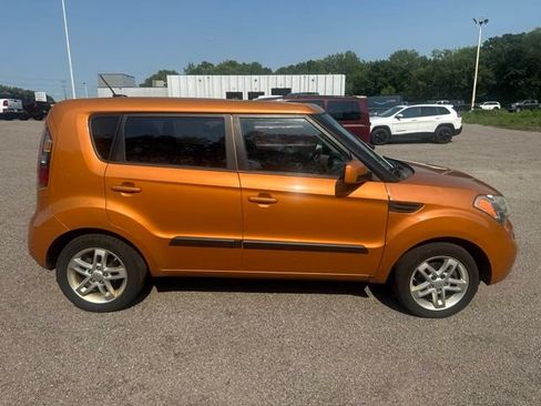 Used 2011 Kia Soul + FWD image 11