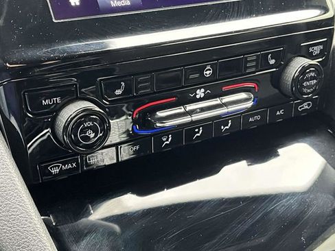 Used 2022 Jeep Grand Cherokee L Laredo image 32