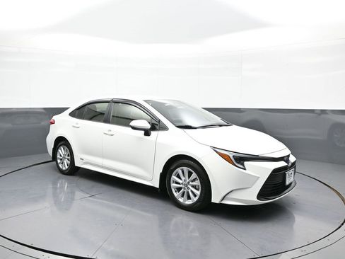 Certified 2025 Toyota Corolla LE image 4