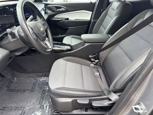 Used 2025 Chevrolet Trax LT w/ LT Convenience Package FWD image 9