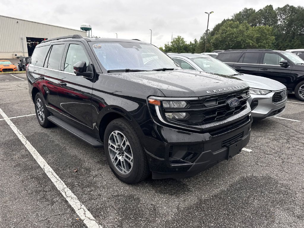 Used 2025 Ford Expedition Active AWD/4WD image 2