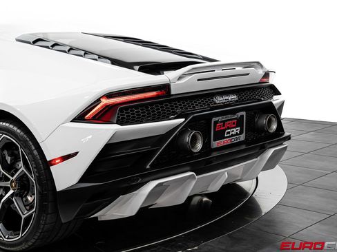 Used 2021 Lamborghini Huracan EVO RWD image 17