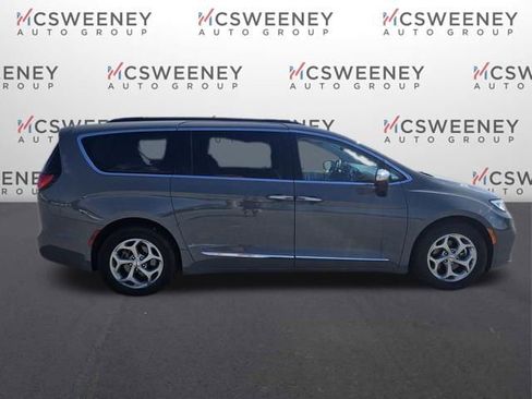 Used 2023 Chrysler Pacifica Limited image 6