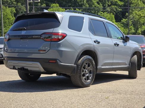 Used 2025 Honda Pilot TrailSport image 16