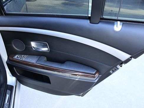 Used 2007 BMW 750i RWD image 21
