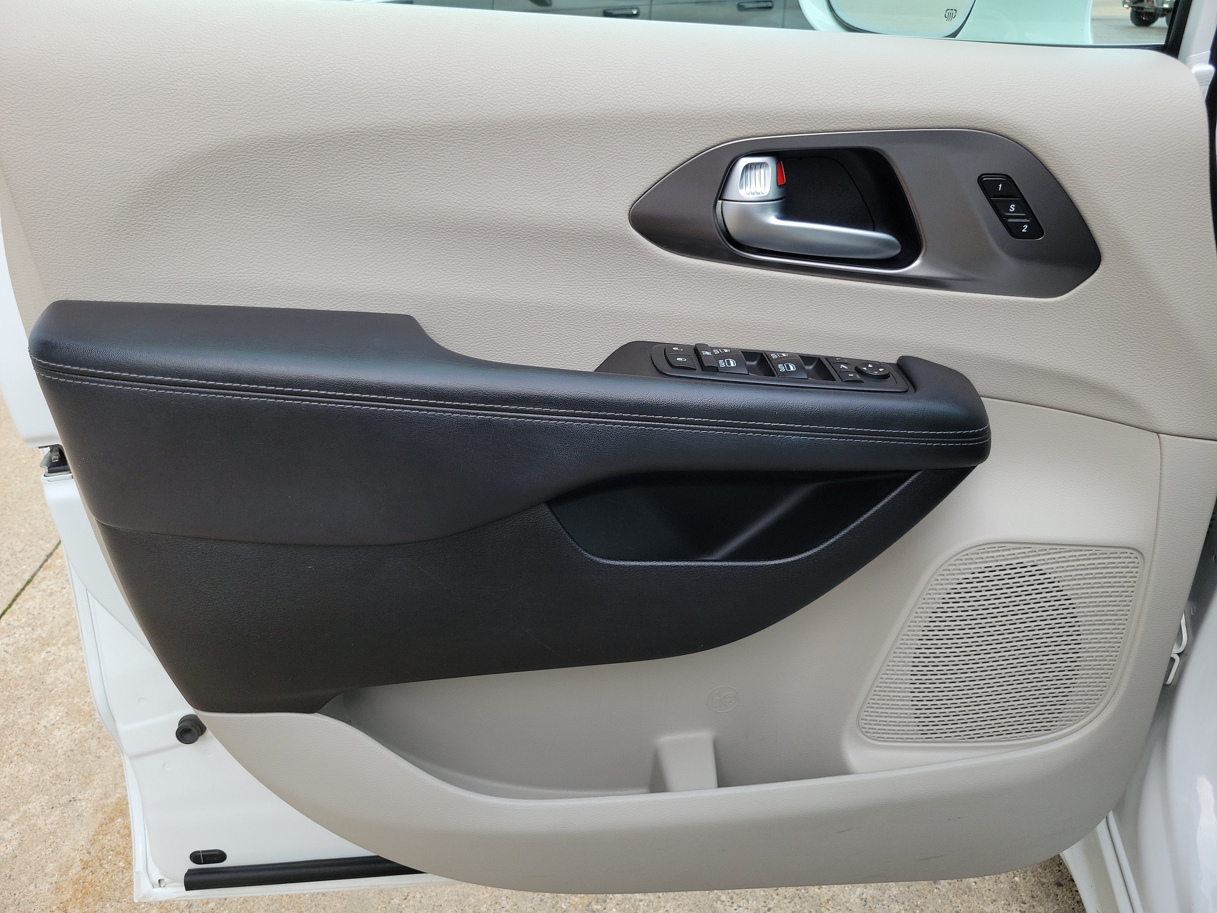 Used 2018 Chrysler Pacifica Limited FWD image 6
