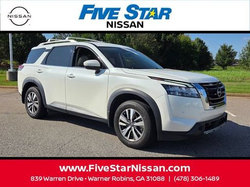 Used 2024 Nissan Pathfinder SL FWD image 1